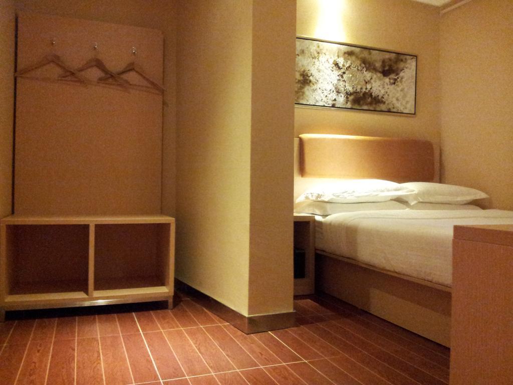 Aira Hotel Kuala Lumpur Szoba fotó
